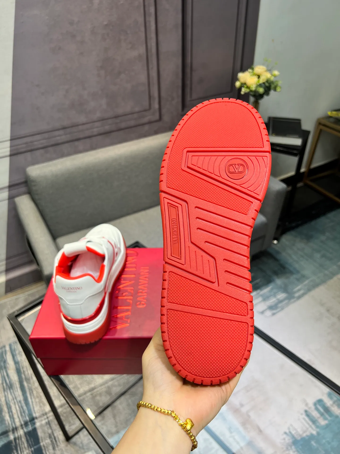 Men's Men's Shoes 💰660 Valentino 2023 early autumn new star shoes are now online! Wang Hedi and Ren Jialun have been worn by many celebrities. Who can refuse the same couple shoes as Wang Hedi! The design of Stars Stab My Heart is cool and spicy. The material of the shoes is cowhide, and every color is beautiful! Size 35-40, men’s size 39-44 (women’s 41, men’s 38, 45🉑️customized)